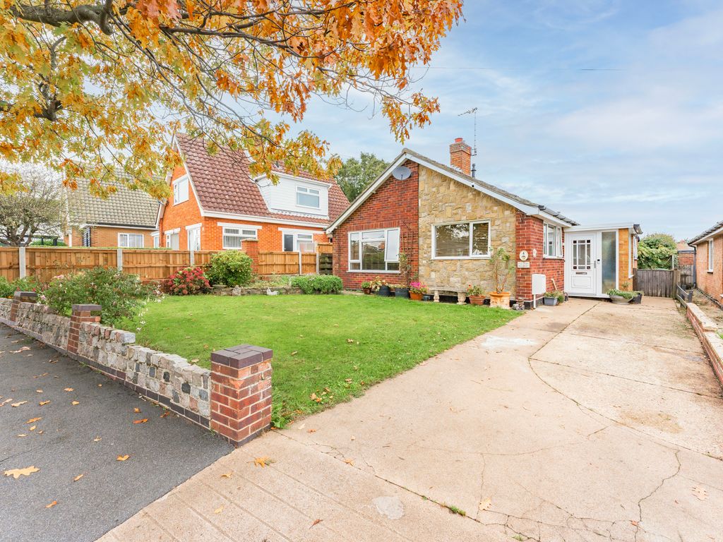3 bed detached bungalow for sale in Evans Drive, Lowestoft NR32, £