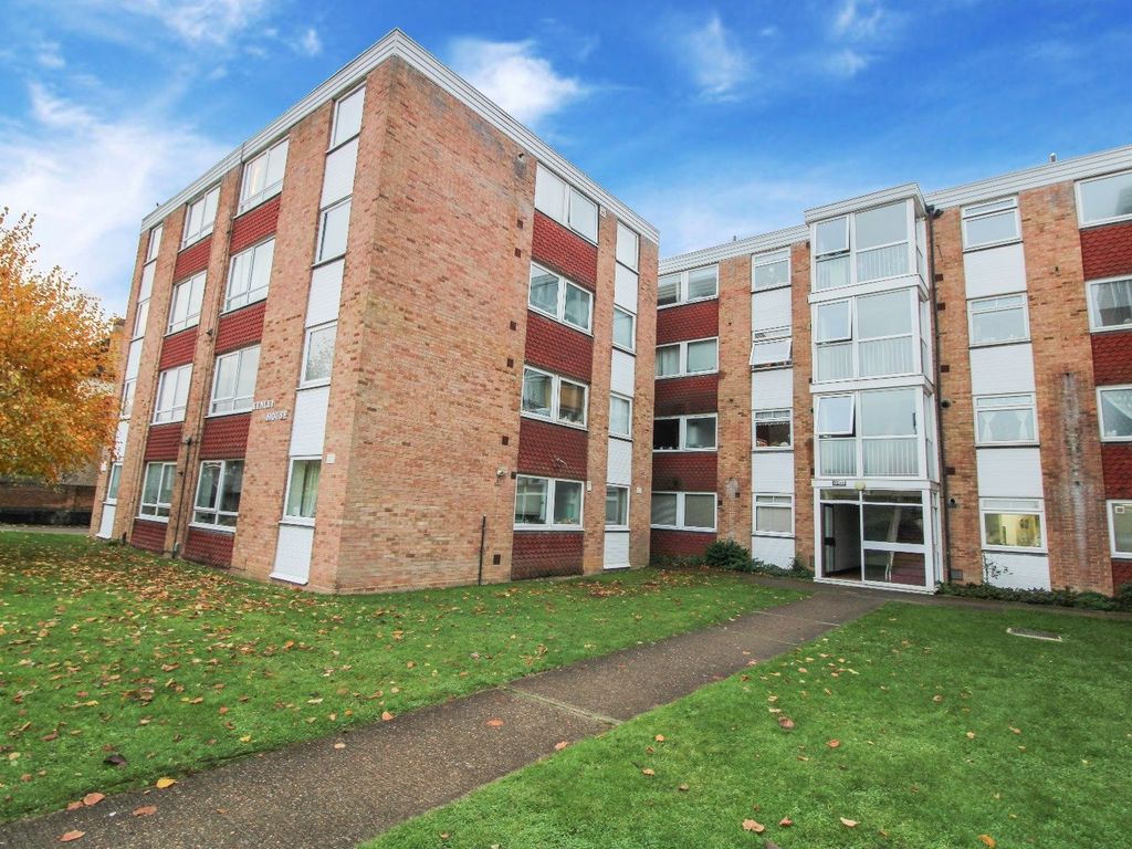 2 bed flat for sale in Kenley House, Ashburton Road, Croydon CR0, £