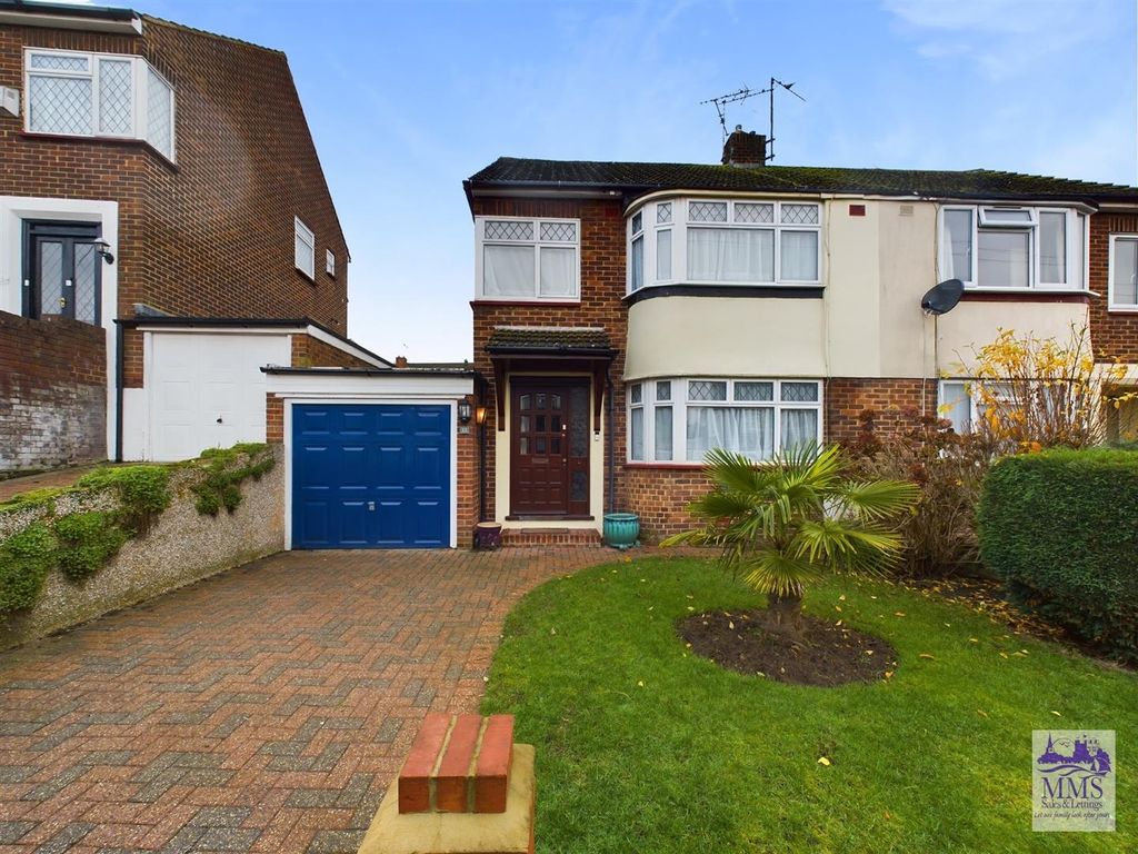 3 bed semidetached house for sale in Sholden Road, Wainscott