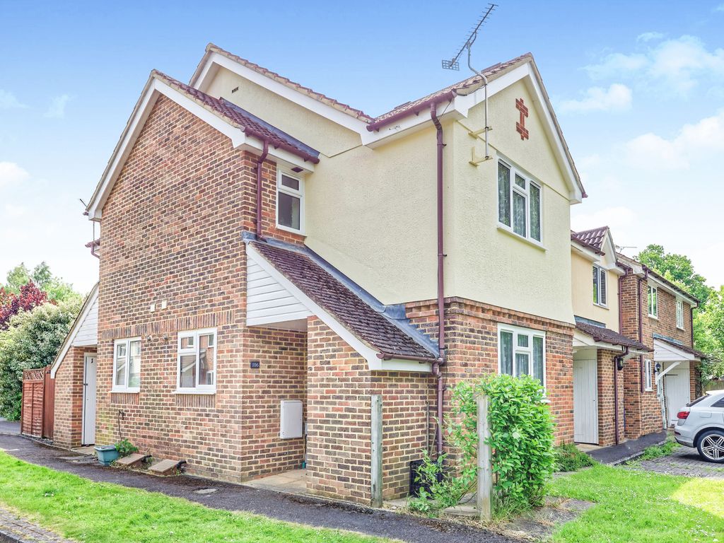 1 bed property to rent in Nether VellMead, Church Crookham, Fleet GU52