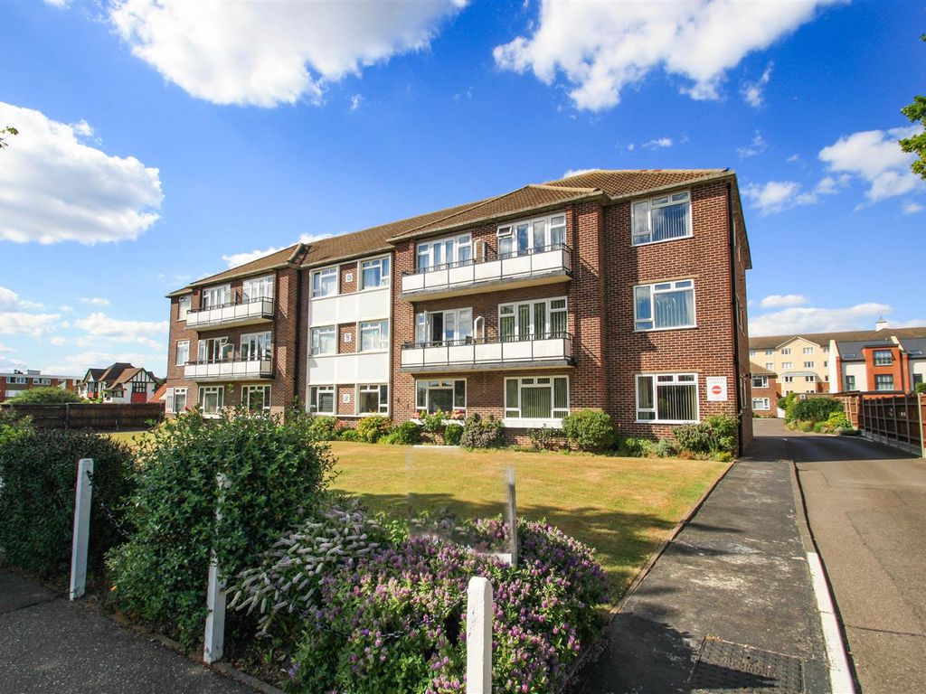 2 bed flat for sale in Imperial Avenue, WestcliffOnSea SS0, £245,000