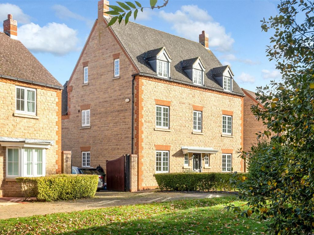 5 bed detached house for sale in Tenby Grove, Kingsmead, Milton Keynes