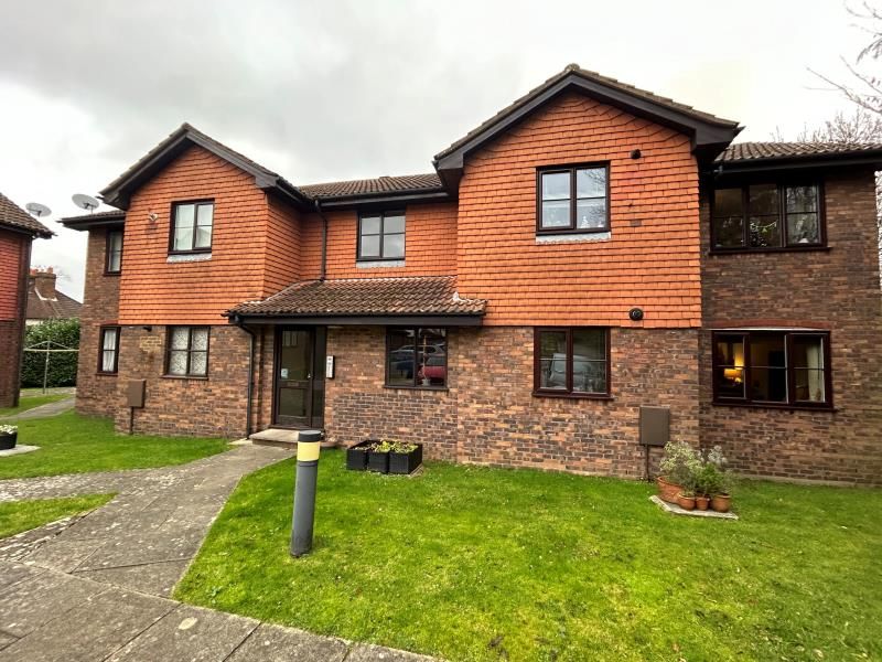 1 bed flat to rent in Highclere, Burpham, Guildford GU1, £1,150 pcm