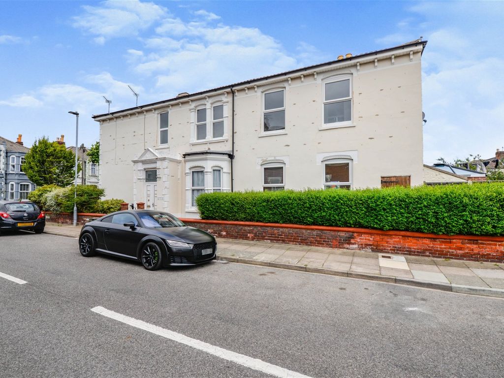 2 bed to rent in 138, Laburnum Grove, North End, Portsmouth