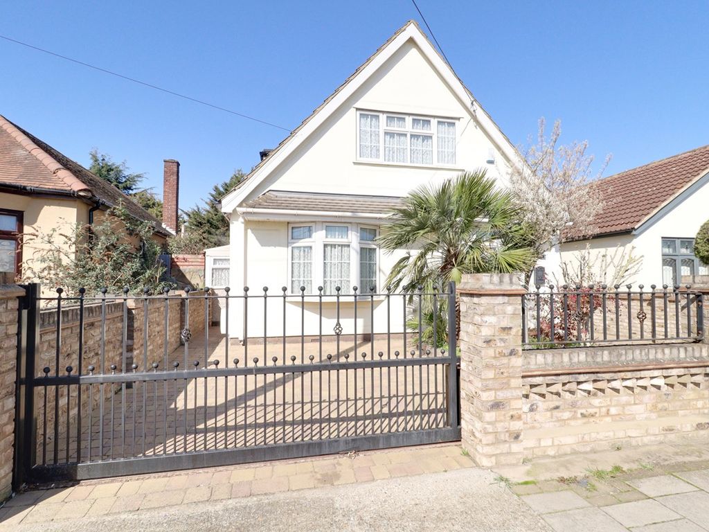 4 bed detached house for sale in Betterton Road, Rainham RM13, £525,000