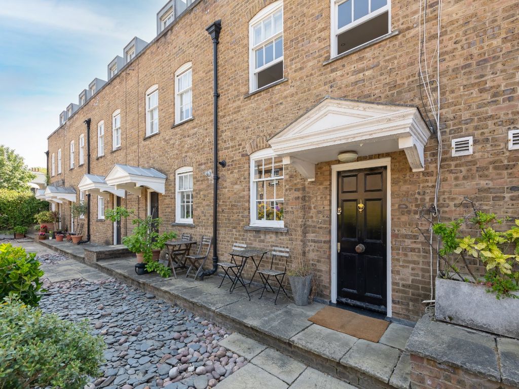 5 bed mews house for sale in Greens Court, Lansdowne Mews, London W11