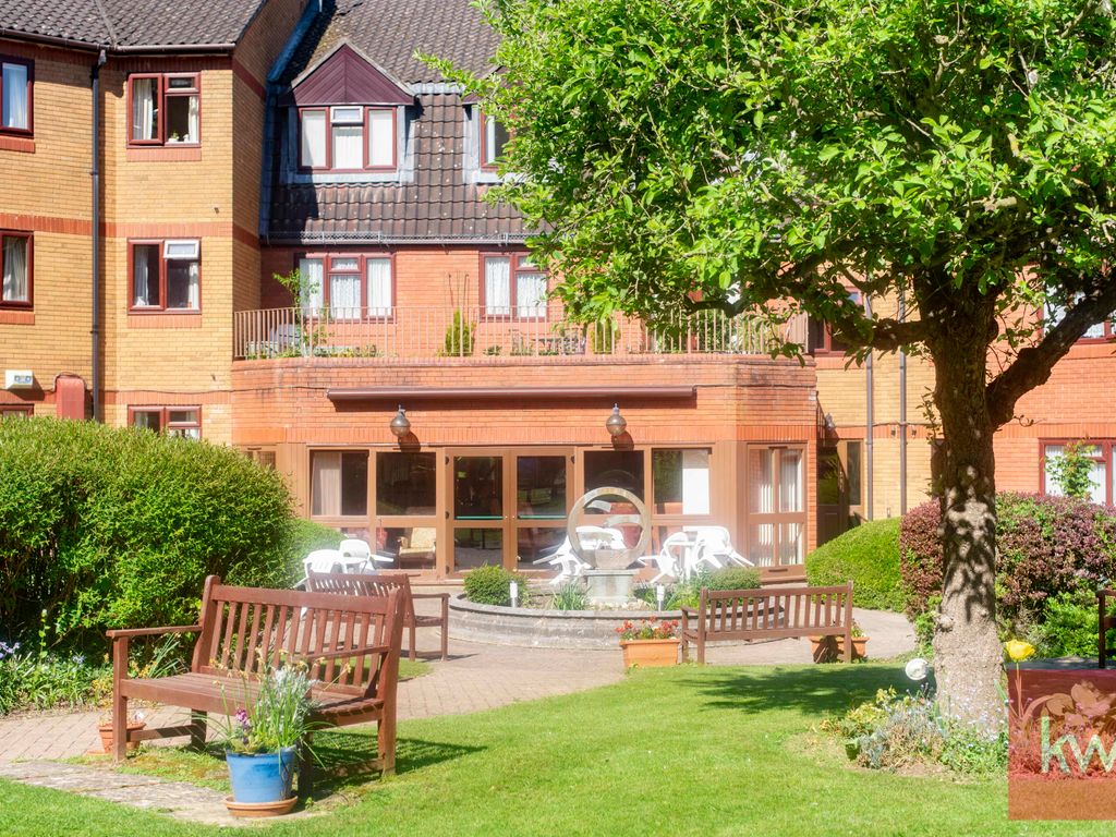 2 bed flat for sale in Crescent Dale, Shoppenhangers Road, Maidenhead