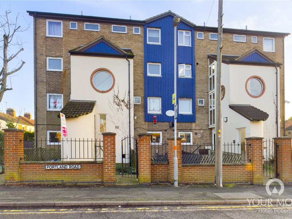 3 bed flat for sale in Cromwell Court, Cromwell Road, Rushden NN10 Zoopla