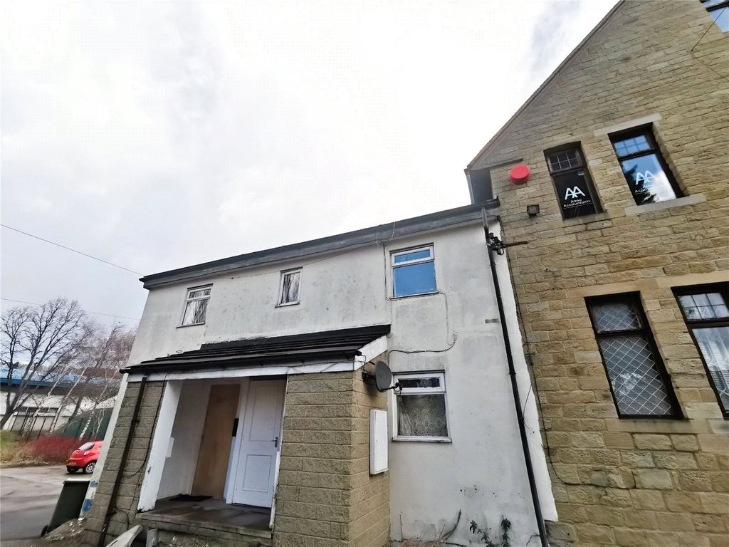 1 bed flat to rent in Leeds Road, Huddersfield, West Yorkshire HD2, £