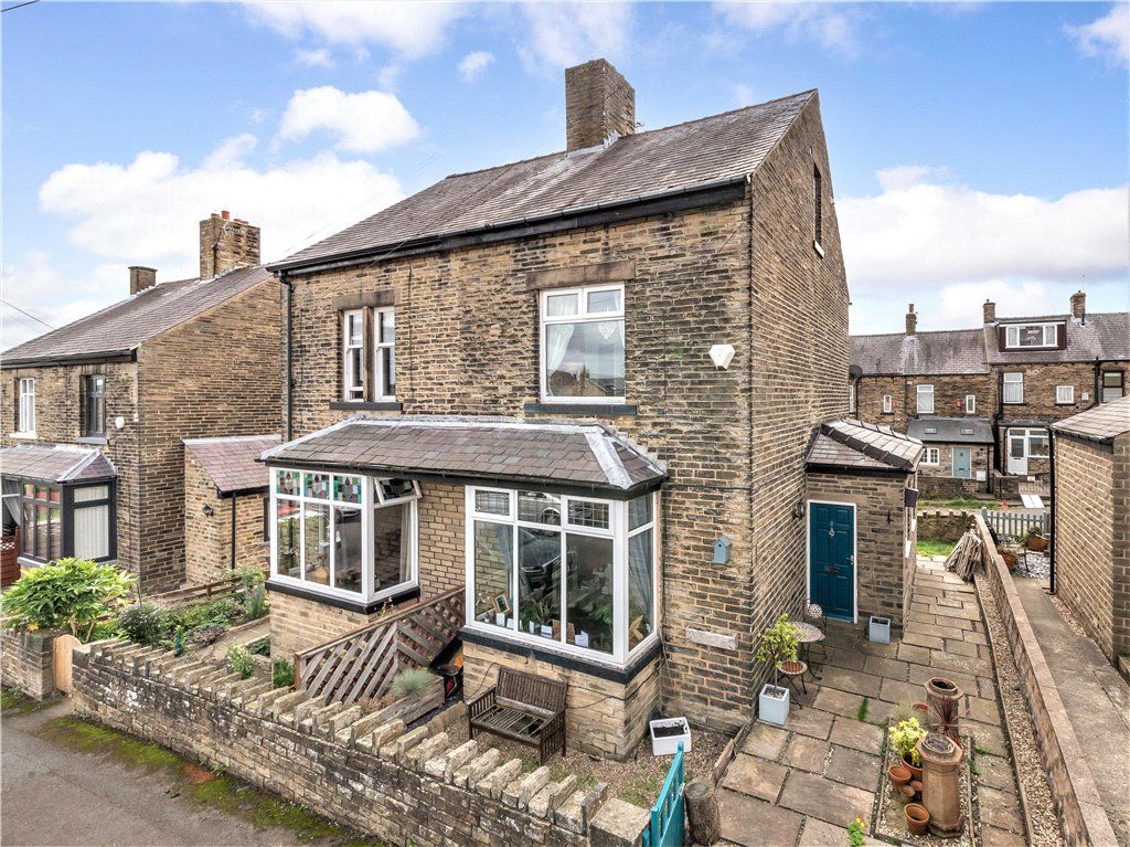 3 bed semidetached house for sale in Bank Crest, Baildon, West