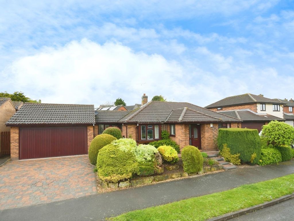 3 bed detached bungalow for sale in Ramper Avenue, Clowne, Chesterfield