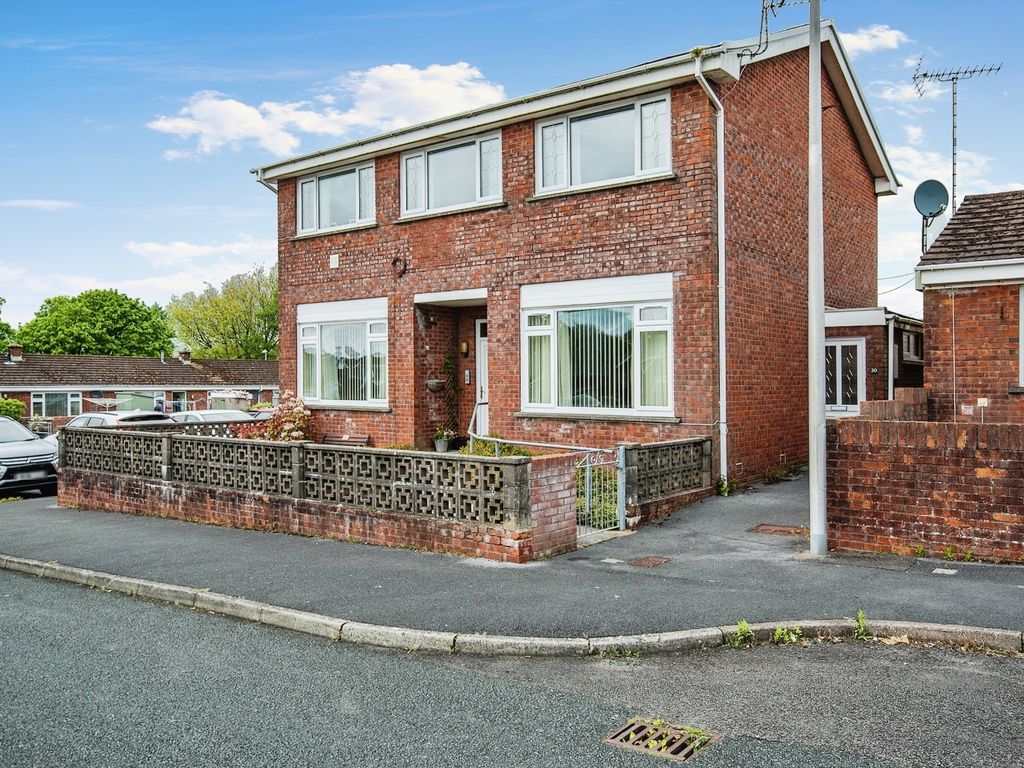 2 bed flat for sale in Morfa Maen, Kidwelly, Carmarthenshire SA17, £