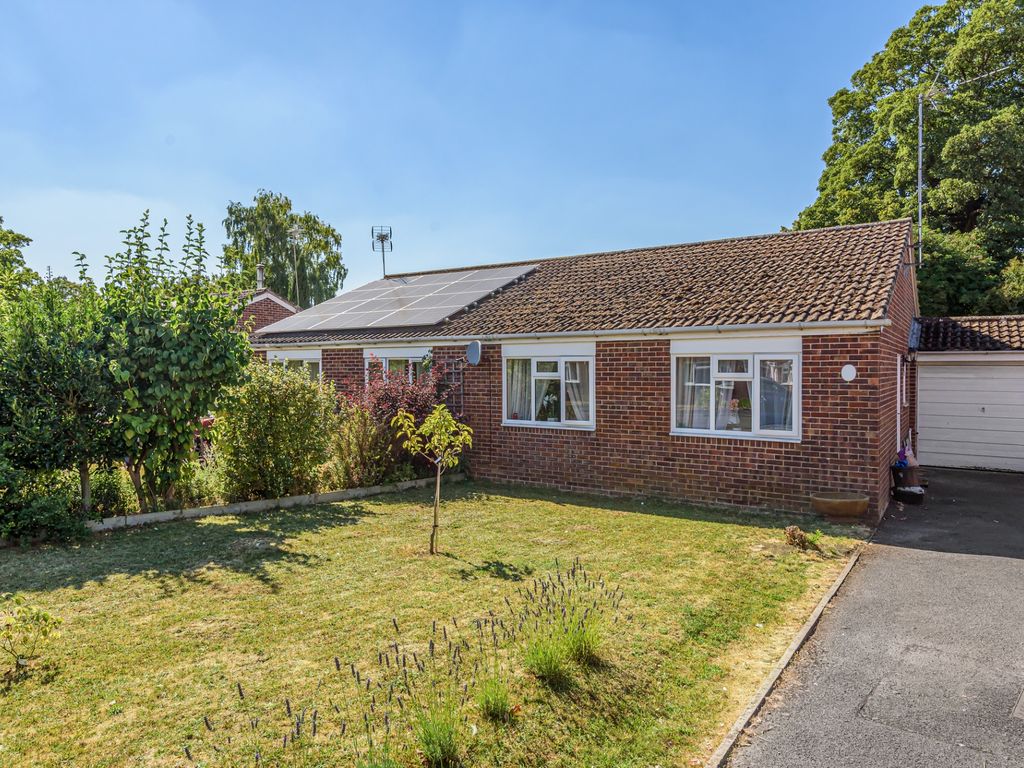 2 bed semidetached bungalow for sale in Grange Close, Fyfield, Andover