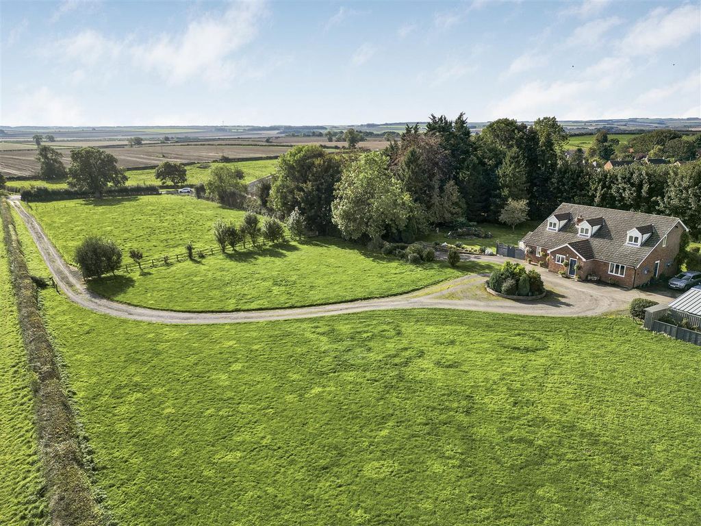 4 bed property for sale in The Spinney, GartonOnTheWolds, East