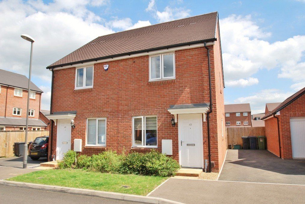 2 bed semidetached house to rent in The Bramblings, Amersham HP6, £