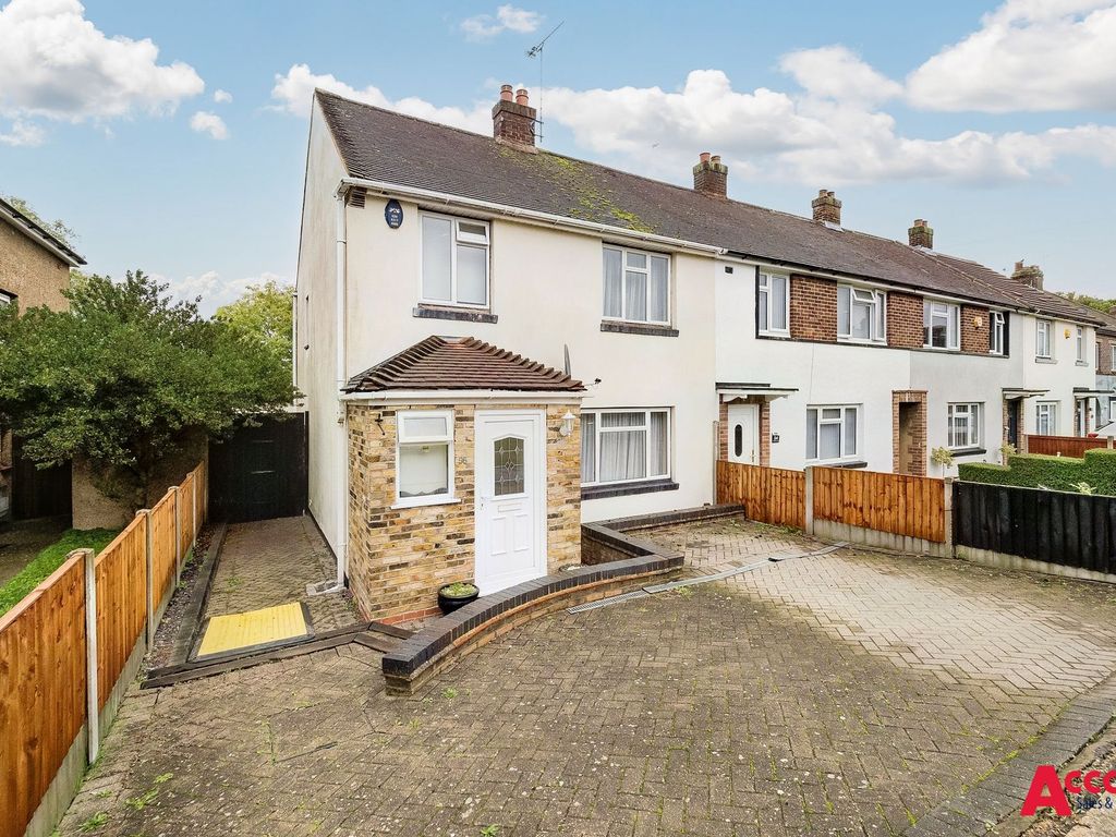 3 bed end terrace house for sale in Ravensbourne Crescent, Romford RM3