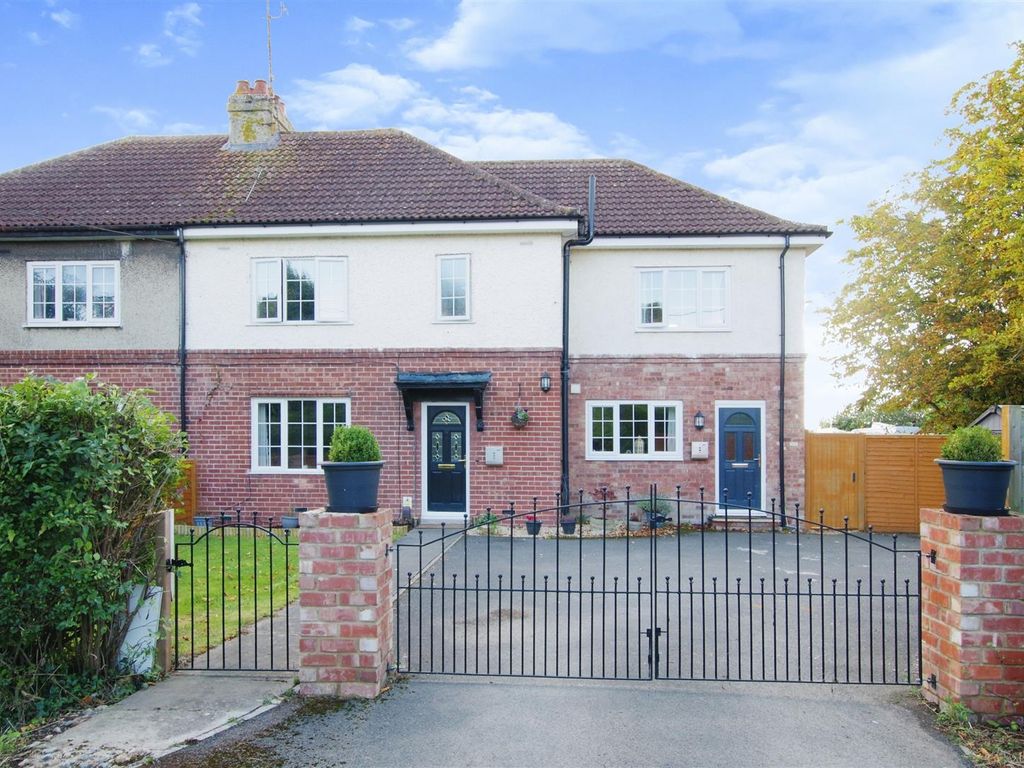 4 bed semidetached house for sale in Woodland View, Wroughton, Swindon