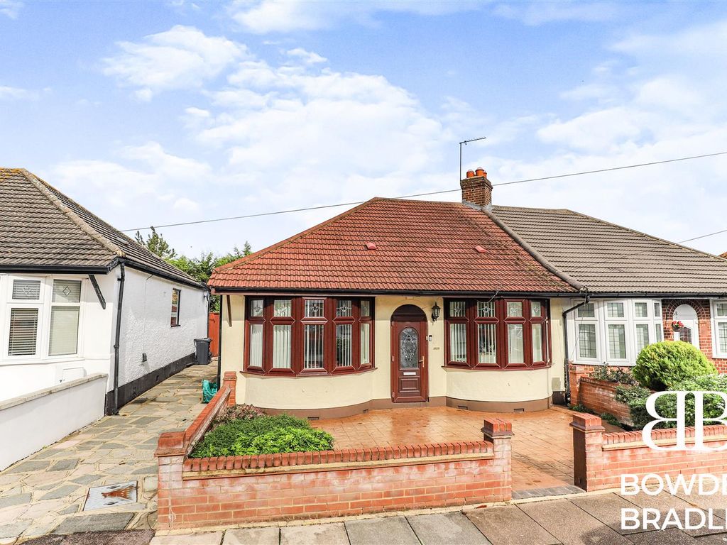2 bed semidetached bungalow for sale in Tunstall Avenue, Ilford IG6