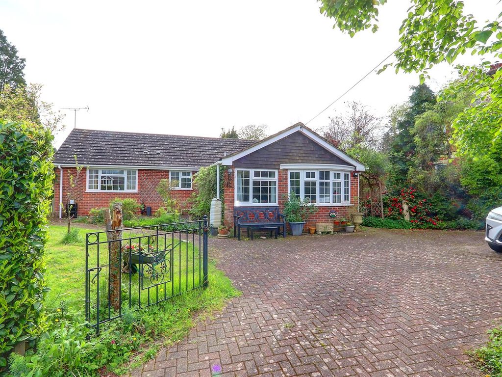 3 bed detached bungalow for sale in The Crescent, Romsey, Hampshire