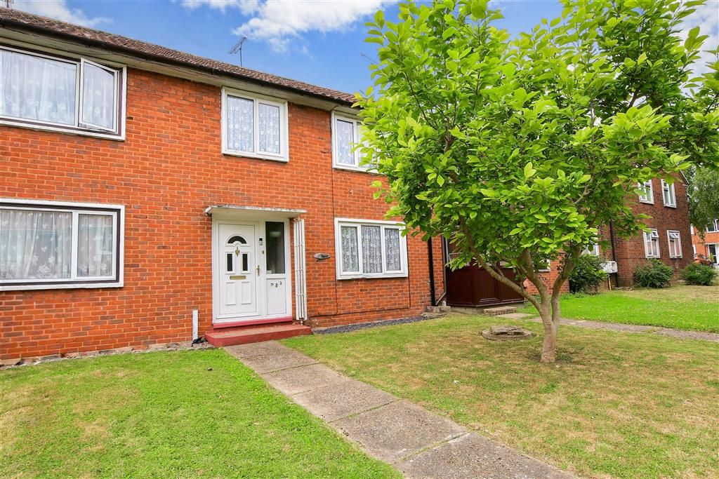 3 bed terraced house for sale in Witchards, Basildon, Essex SS16, £