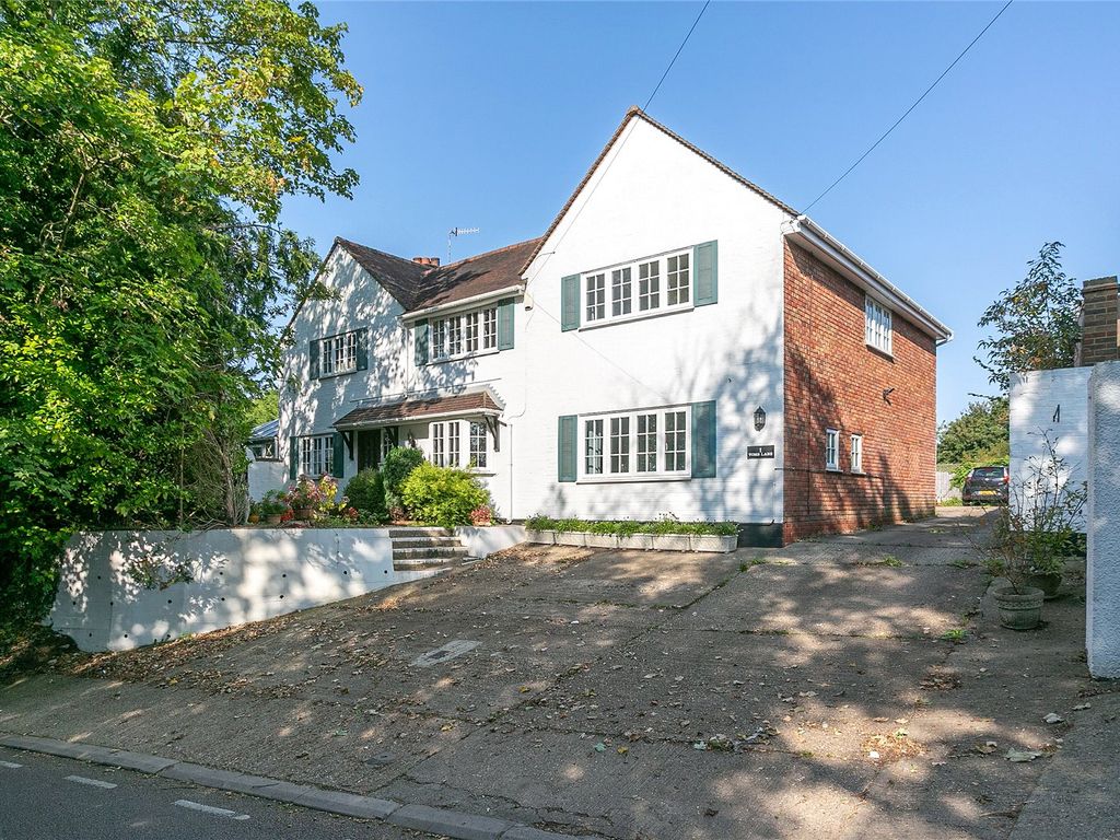 4 bed detached house to rent in Toms Lane, Kings Langley WD4, £2,500