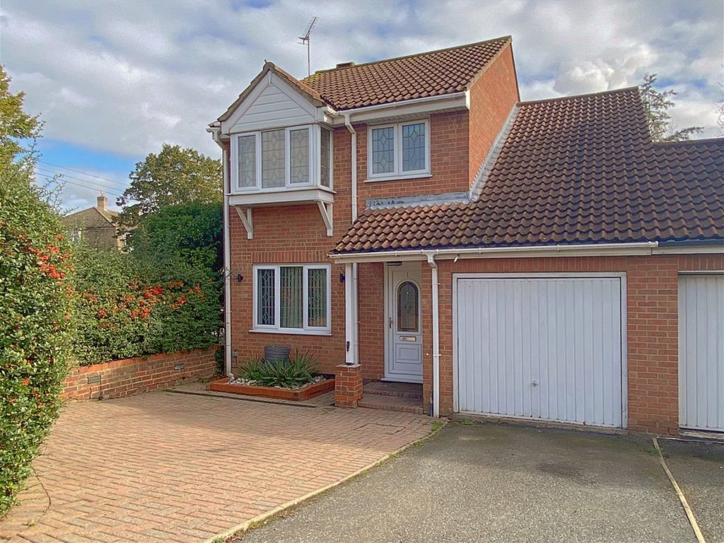 3 bed detached house for sale in Troopers Drive, Harold Hill RM3, £