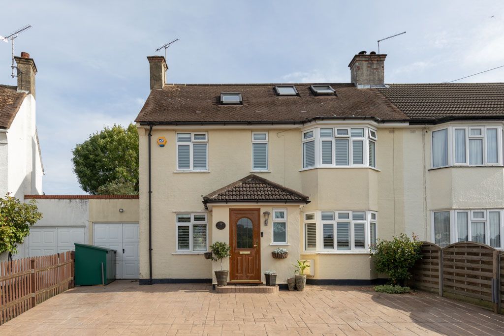 4 bed semidetached house for sale in Graylands, Theydon Bois, Epping