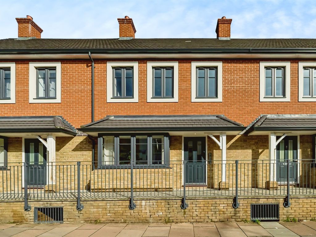 1 bed for sale in Highbridge Walk, Aylesbury HP21, £200,000