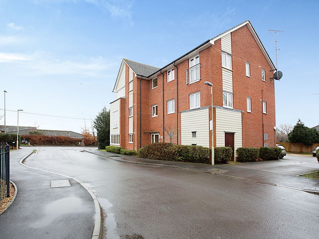 2 bed flat for sale in Pavilion Gardens, Blackfield, Southampton SO45