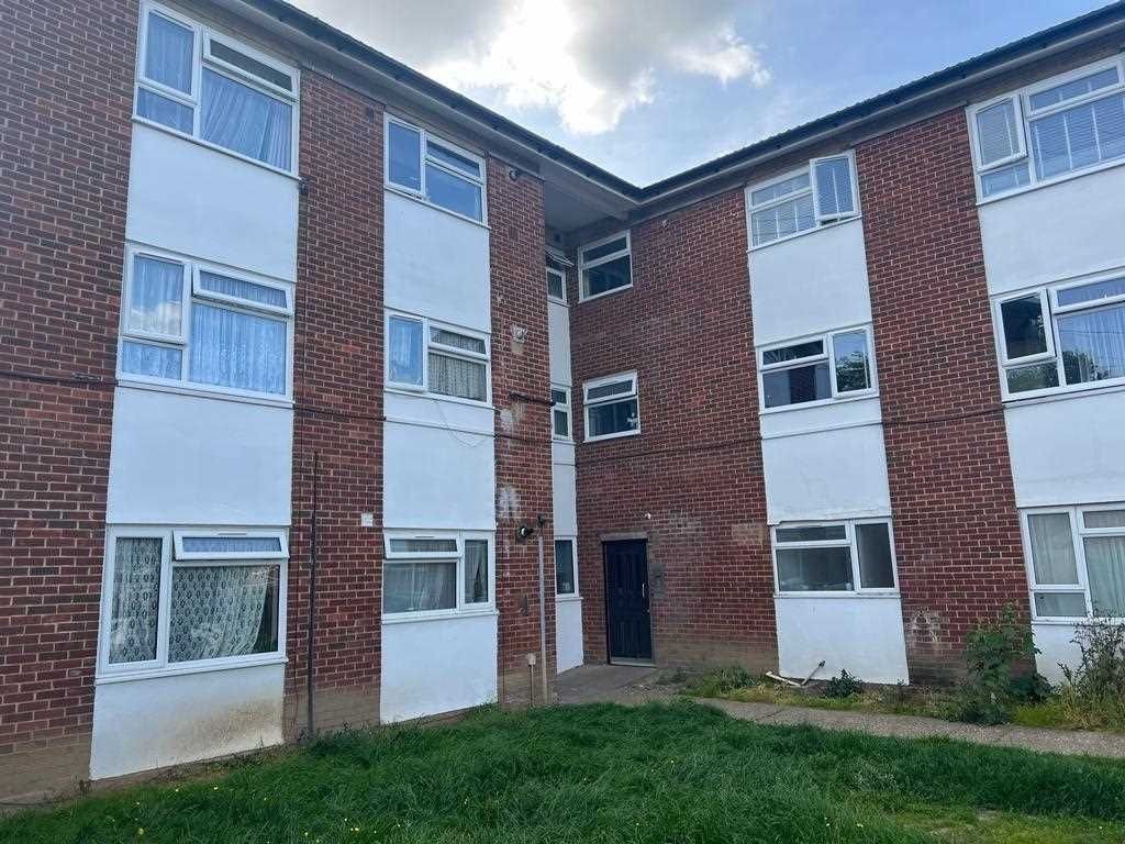 2 bed flat to rent in Kendal Close, Slough SL2 Zoopla