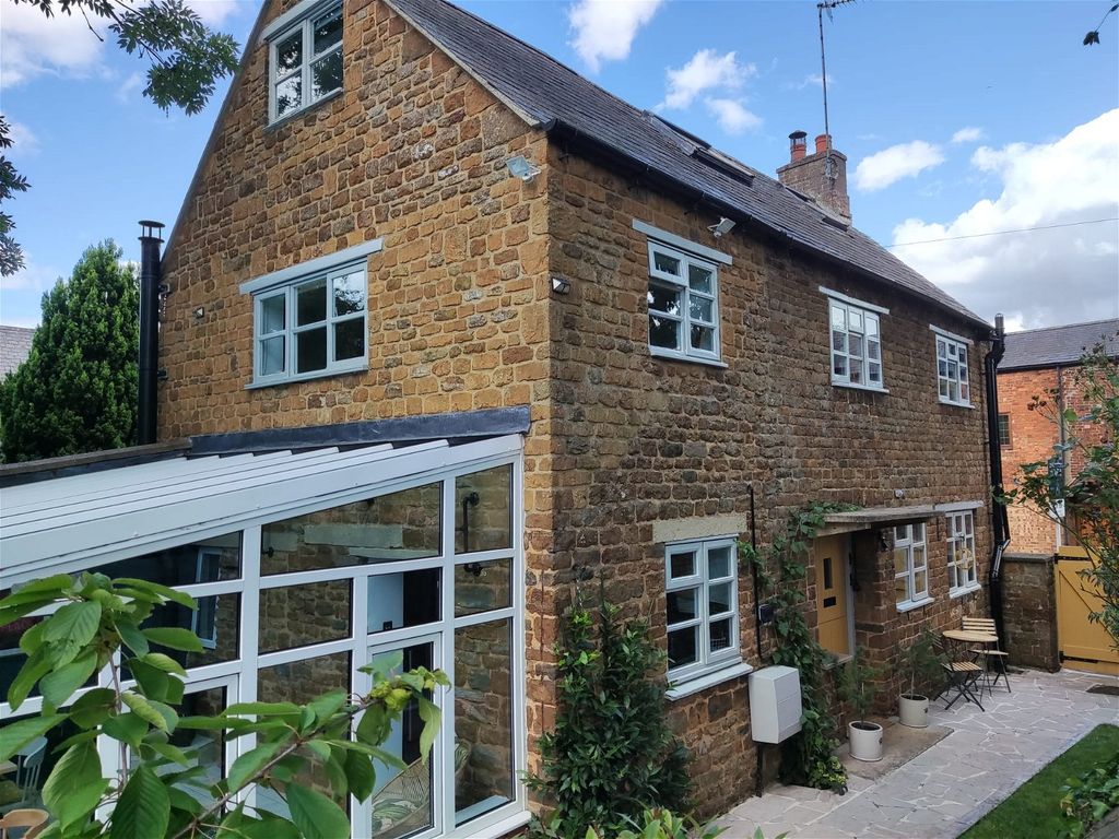 3 bed detached house for sale in Oxford Road, Adderbury, Banbury OX17