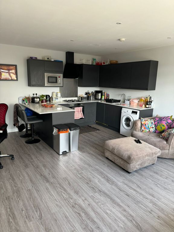 2 bed flat to rent in Mitcham Road, London SW17, £2,200 pcm Zoopla