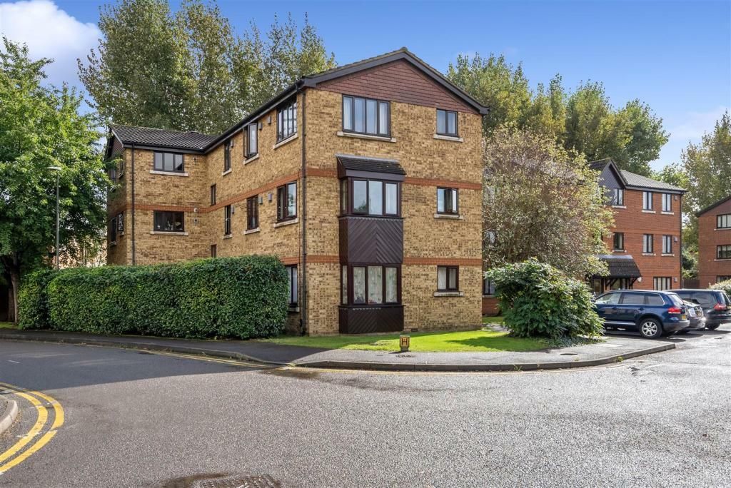 2 bed flat to rent in Birchwood Close, Morden SM4, £1,700 pcm Zoopla
