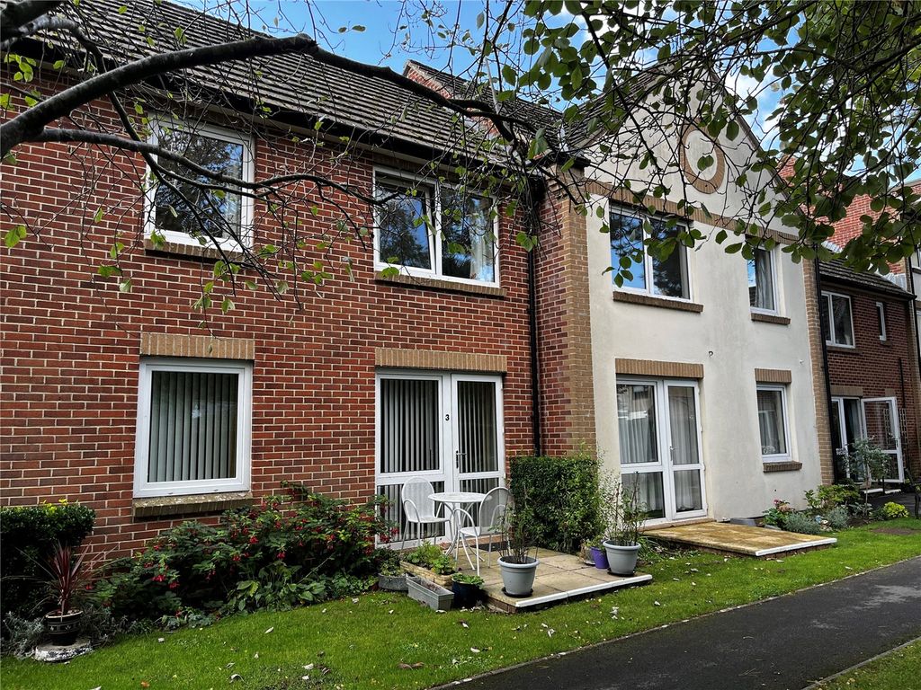 2 bed flat for sale in Woodspring Court, Swindon, Wiltshire SN1, £