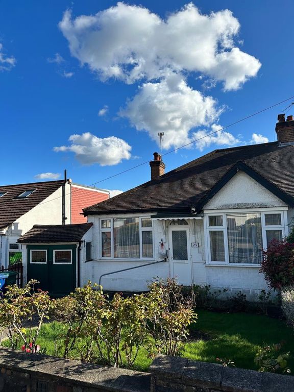 3 bed detached bungalow to rent in Eversleigh Road, EN5 Zoopla