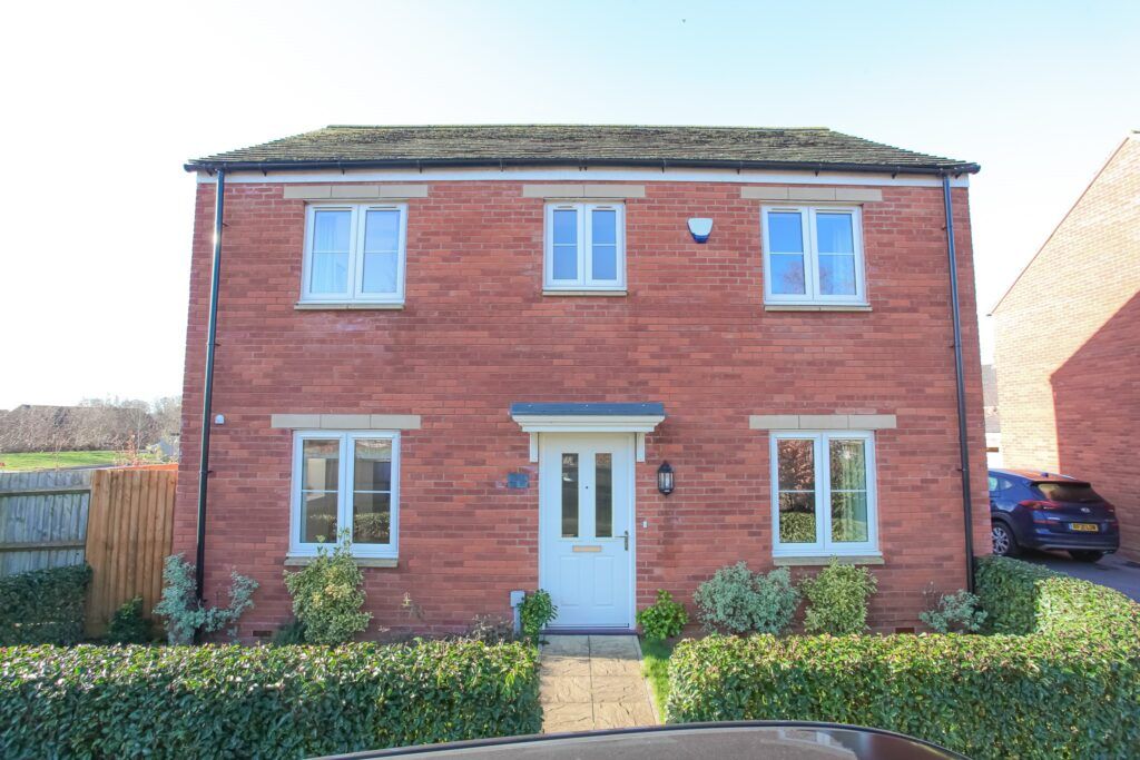 3 bed detached house to rent in Faulkener Road, Bloxham, Oxon OX15, £