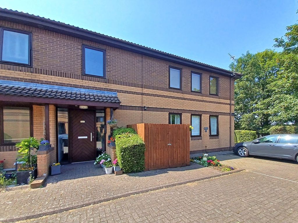 2 bed flat for sale in Midland Way, Thornbury, South Gloucestershire