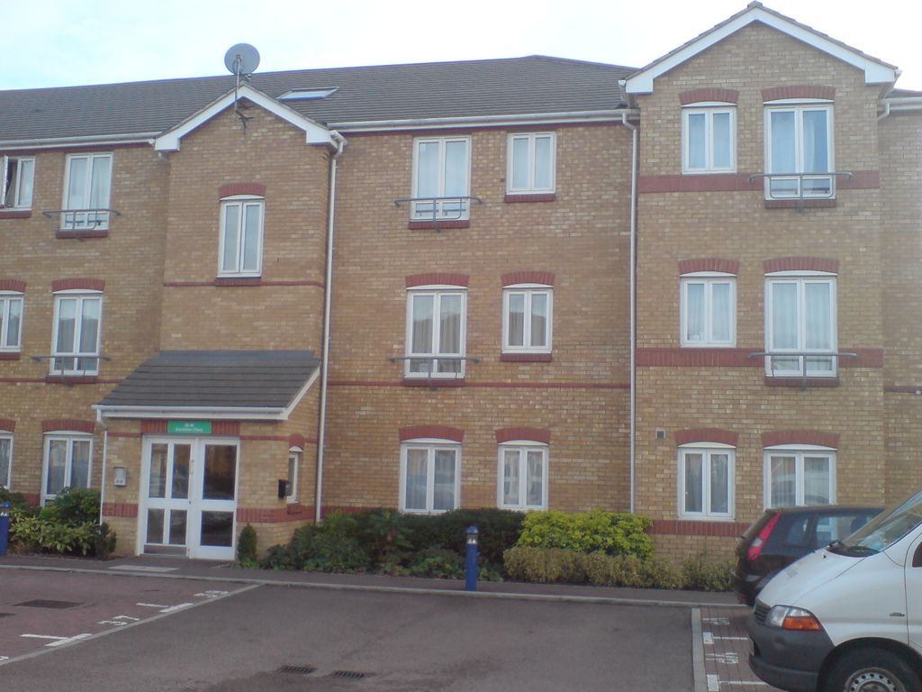 2 bed flat to rent in Dominion Close, Hounslow, Middlesex TW3, £1,650