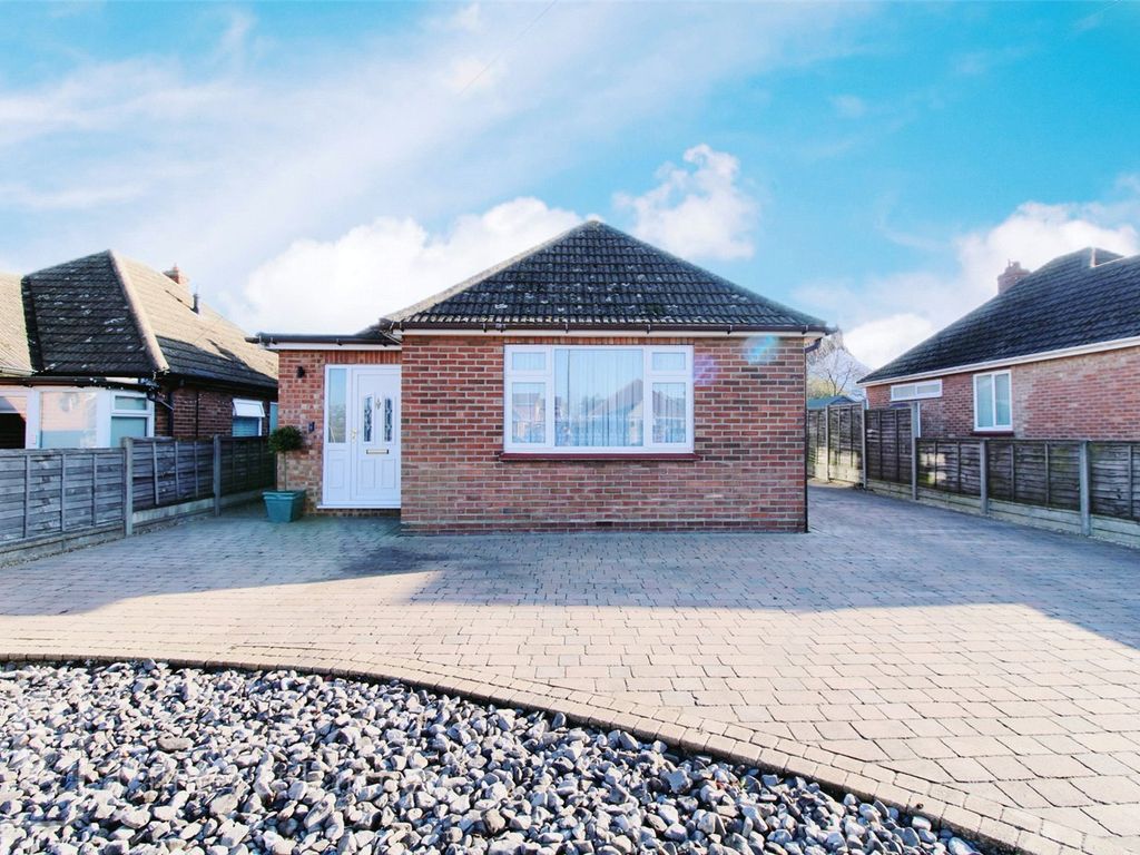 2 bed bungalow for sale in London Road, ClactonOnSea, Essex CO15, £300,000 Zoopla