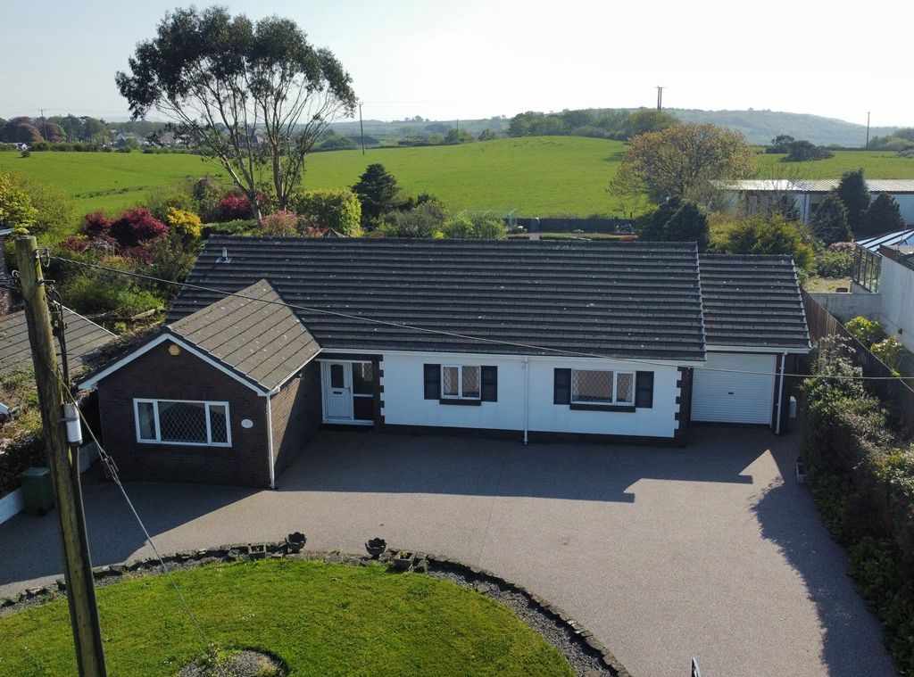 3 bed detached bungalow for sale in Heol Hen, Five Roads, Llanelli SA15