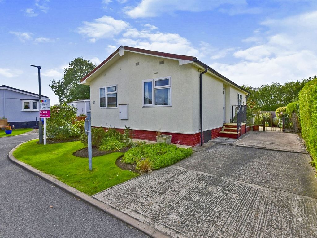2 bed mobile/park home for sale in Allington Gardens, Allington