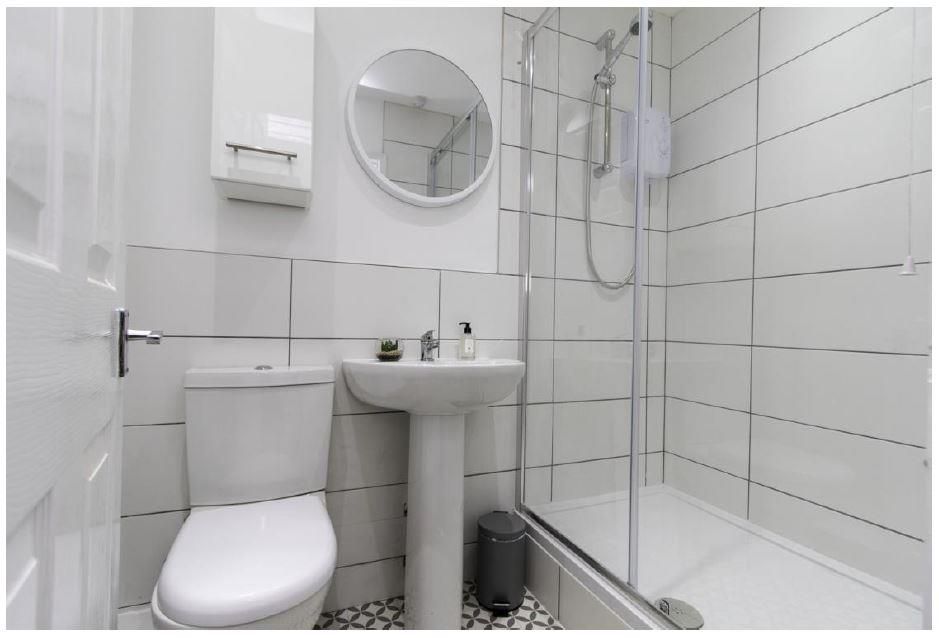 Room to rent in Kirkstall Avenue, Kirkstall, Leeds LS5, £570 pcm Zoopla