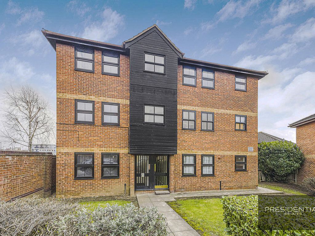 2 bed flat for sale in Hazelwood Park Close, Chigwell IG7 Zoopla