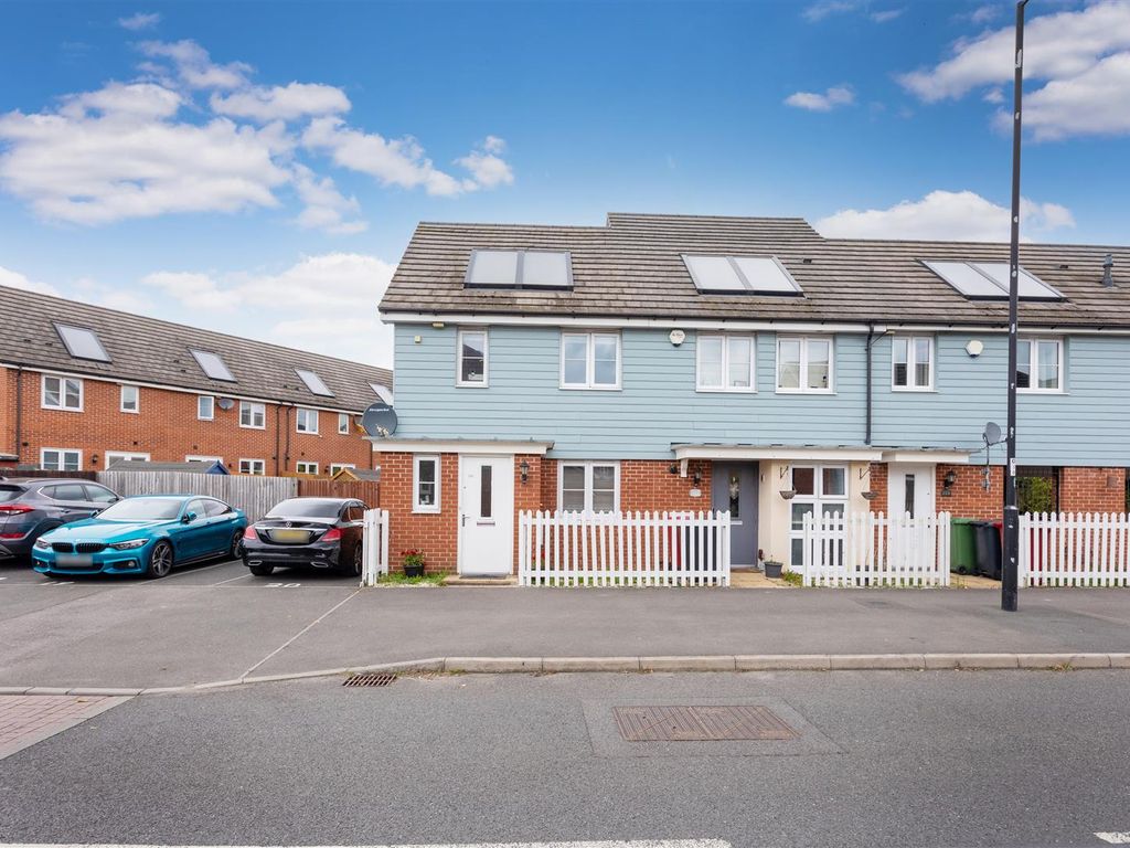 2 bed end terrace house for sale in Eltham Avenue, Cippenham, Slough