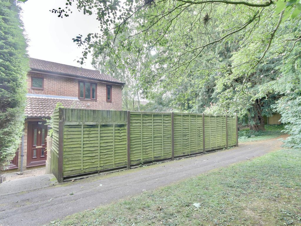 Studio to rent in Trefoil Close, Waterlooville PO7, £700 pcm Zoopla