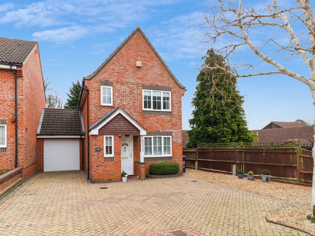 3 bed linkdetached house for sale in Road, Abbots Langley WD5