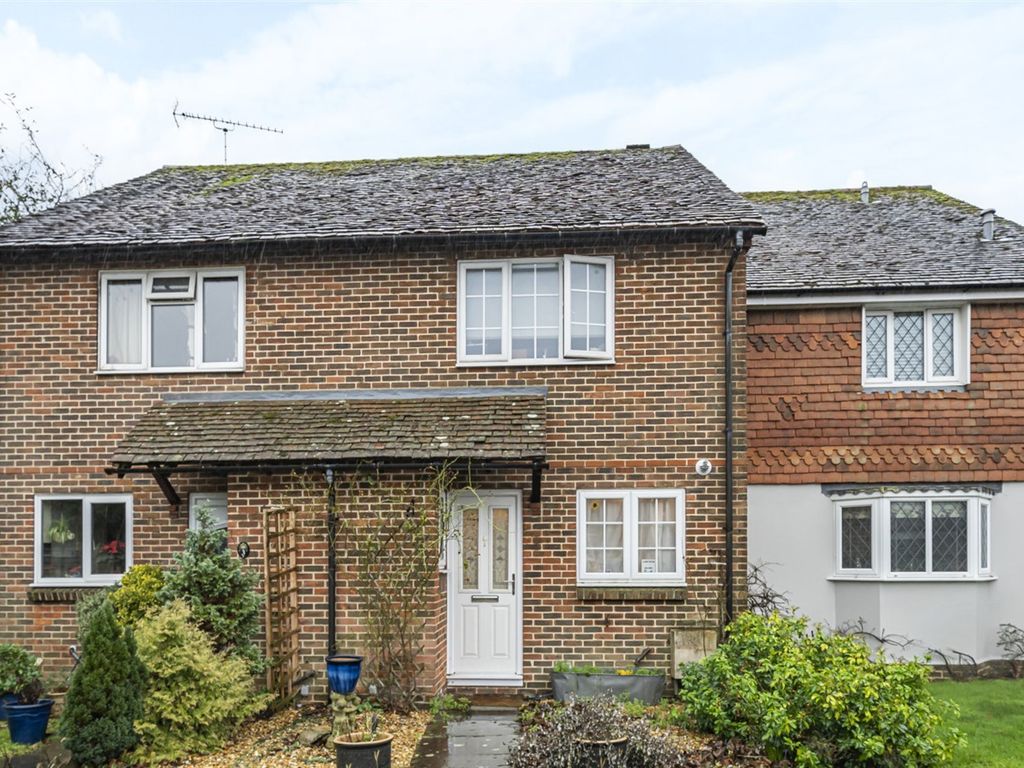 2 bed terraced house to rent in 2 Priors Acre, Boxgrove, Chichester