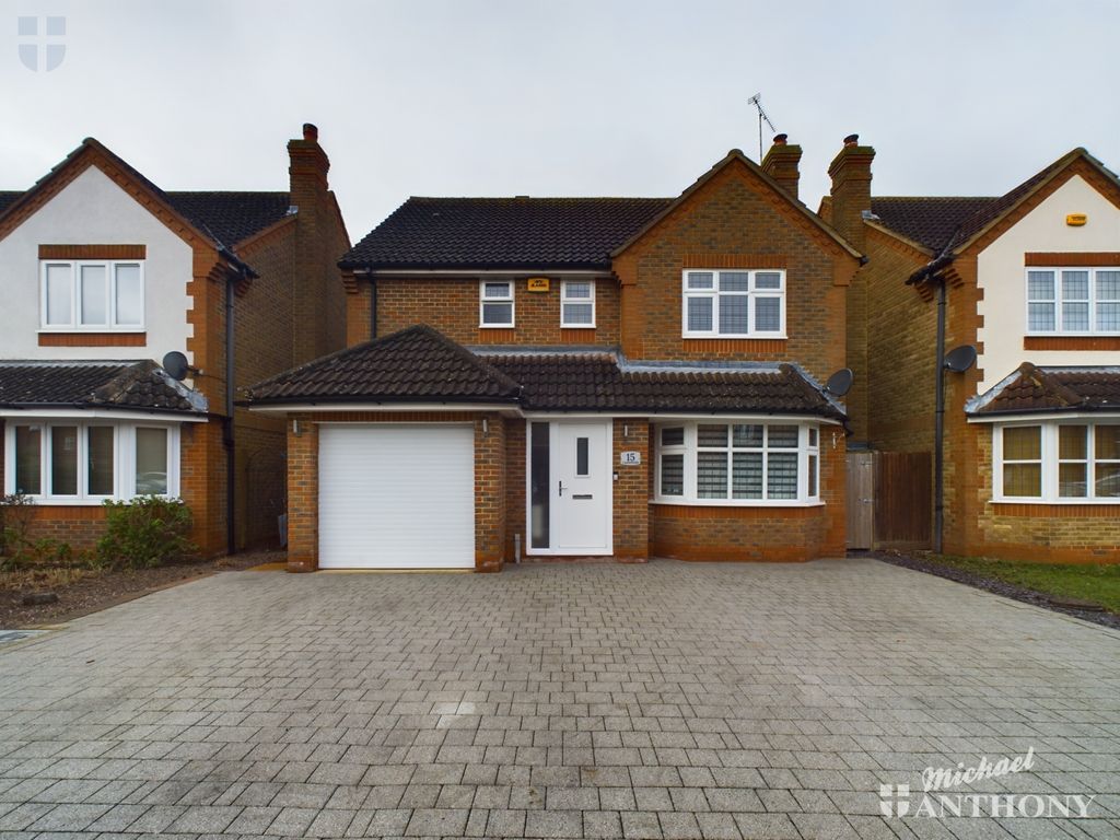 4 bed detached house for sale in Castlefields, Stoke Mandeville