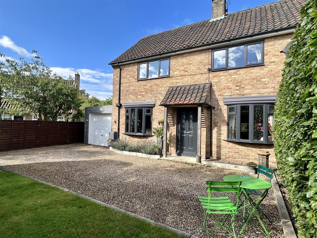 3 bed semidetached house for sale in Spring Road, Market Weighton