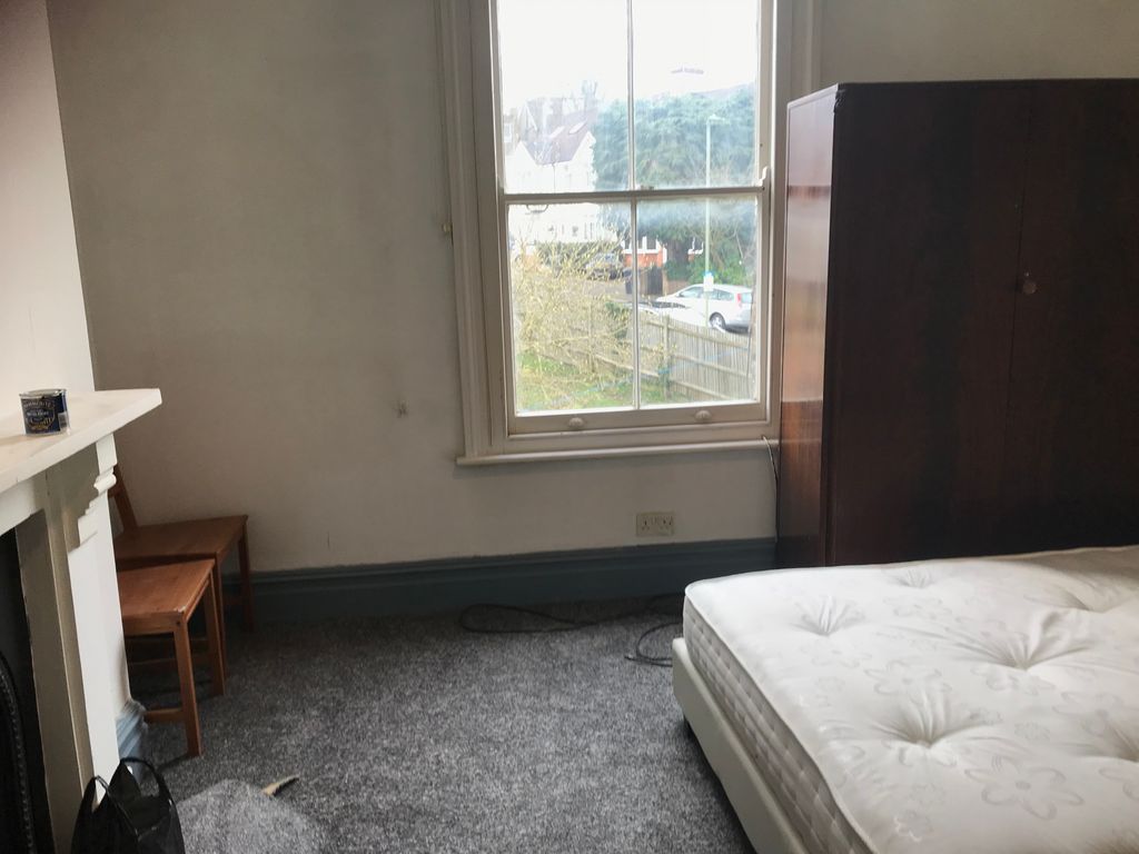 Room to rent in Woodville Road, EN5, £850 pcm Zoopla